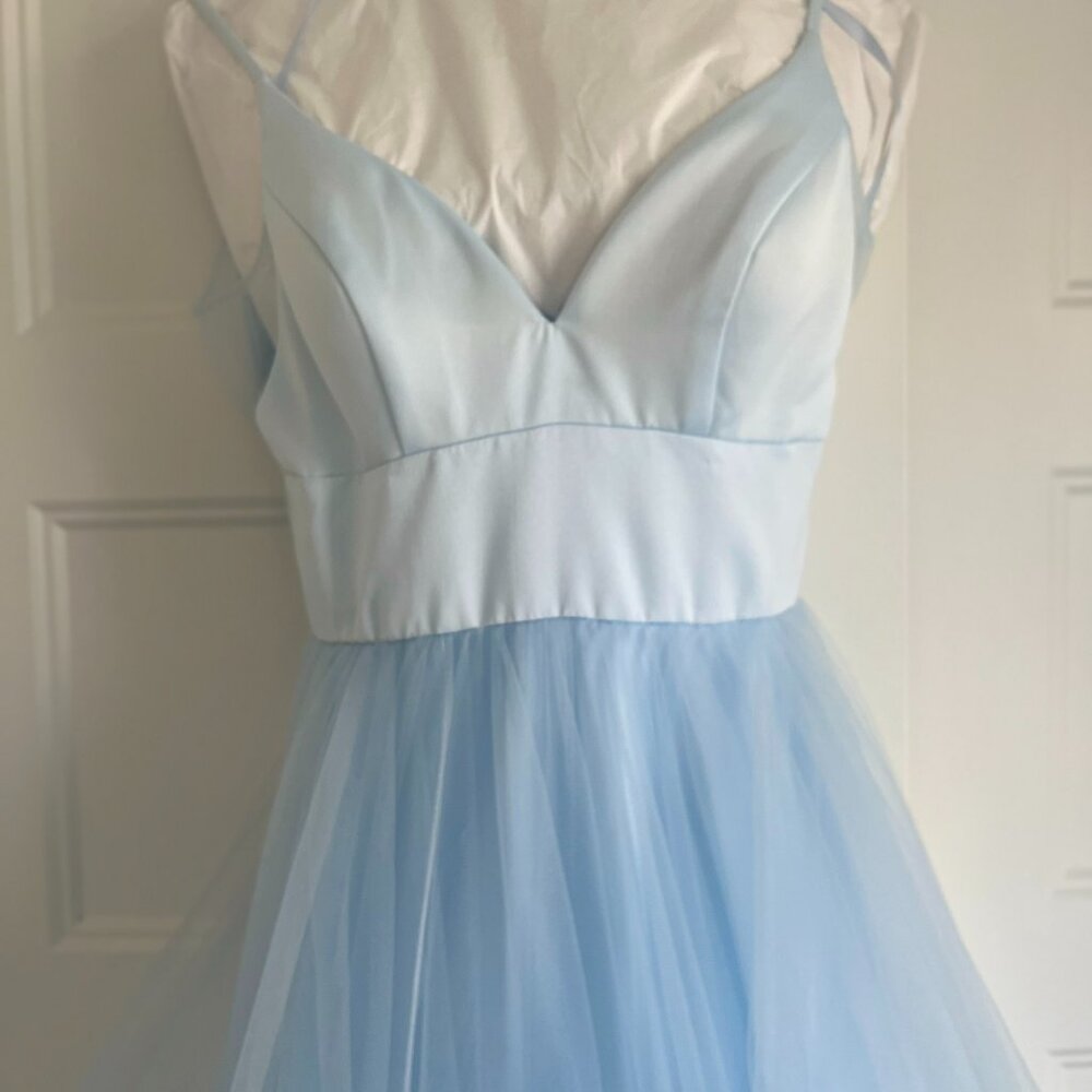 Madison James Cinderella Dress, baby blue, size 0
Bust 30
Waist 24
Length 60 - Picture 6 of 11